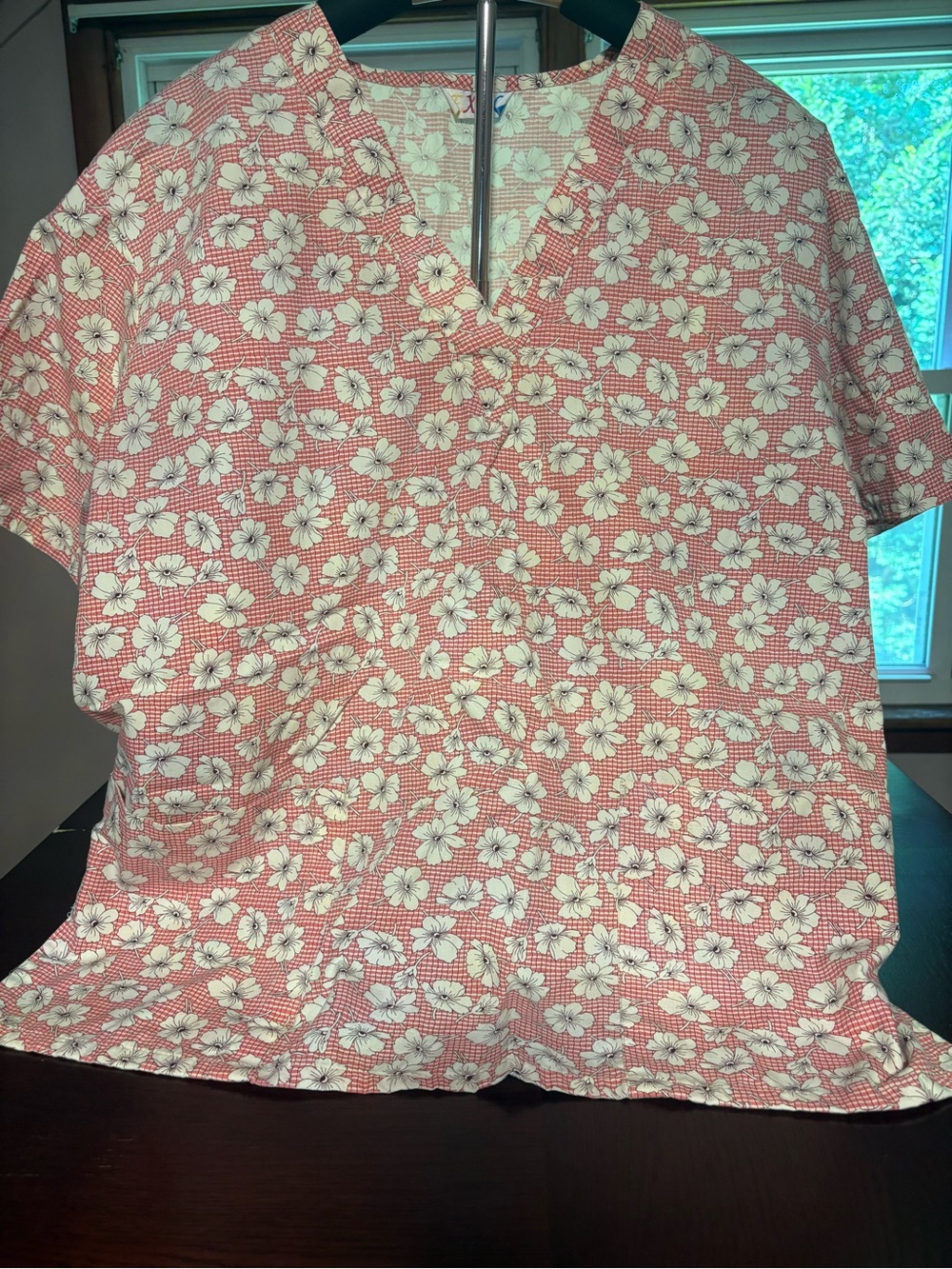 Expo Vintage-Style Floral V-Neck Scrub Top – Pink & White Petals